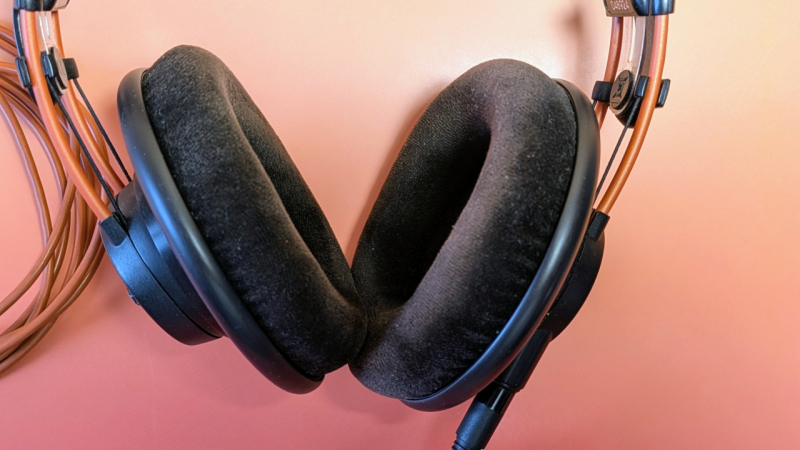 AKG_4