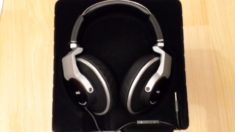 AKG K551