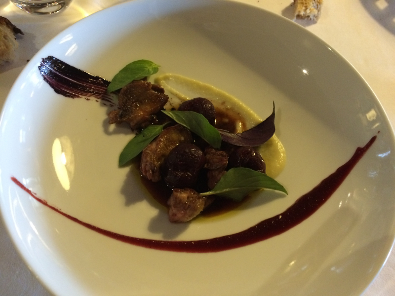 5 - Pigeon rôti sauce betterave, vinaigre balsamique, cerise pochées et mousse de celeri